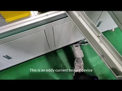 एक एडी-करंट यूनिट एक साथ दो वर्कपीस का पता लगाती है - तांबे की डिस्क और ट्यूब।